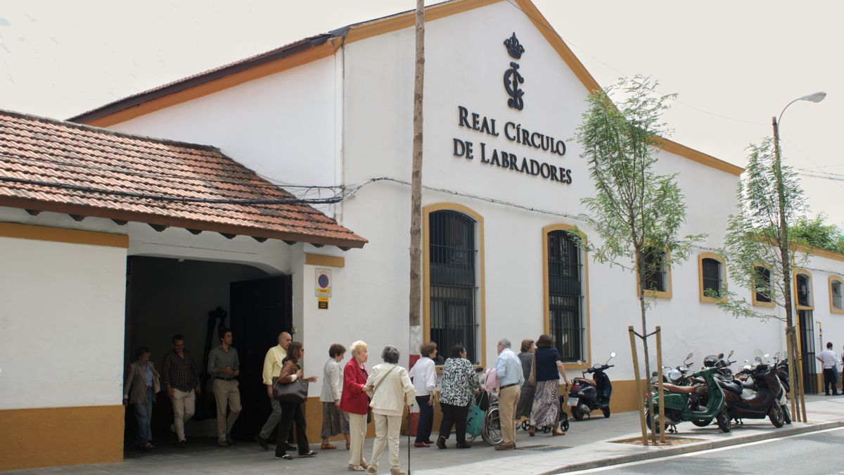 Votantes en la puerta del Real Círculo de Labradores