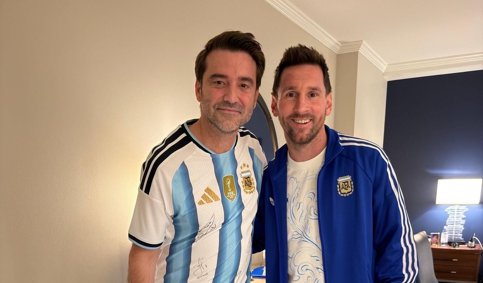 Javier Negre y la foto que compartió en redes sociales junto a Lionel Messi.