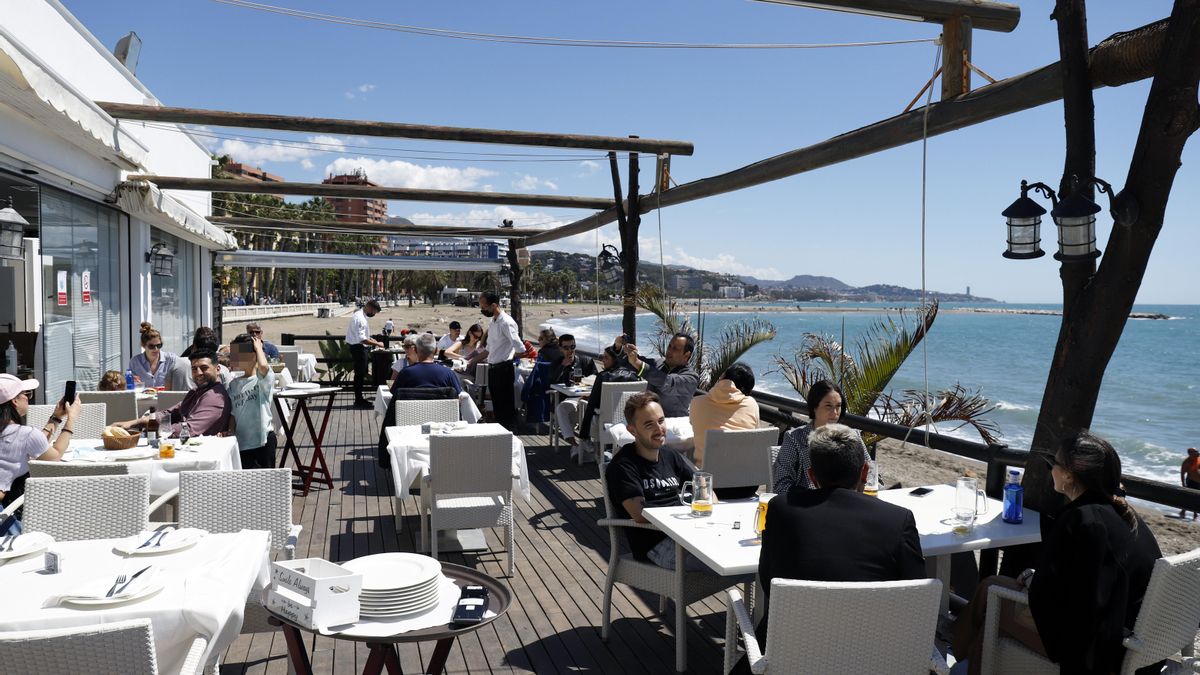Malagueños y visitantes disfrutan de las playas y los chiringuitos  de la capital, en la imagen la playa de la Malagueta, a 02 de mayo del 2021, en Málaga a 02 de mayo 2021