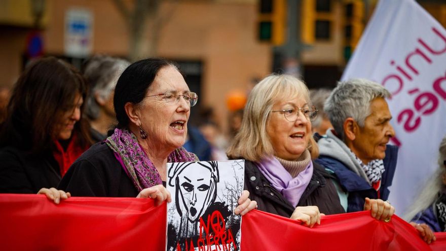 Varias personas durante la manifestación convocada por la Assemblea 8M por el Día de la Mujer, a 8 de marzo de 2026, en Barcelona