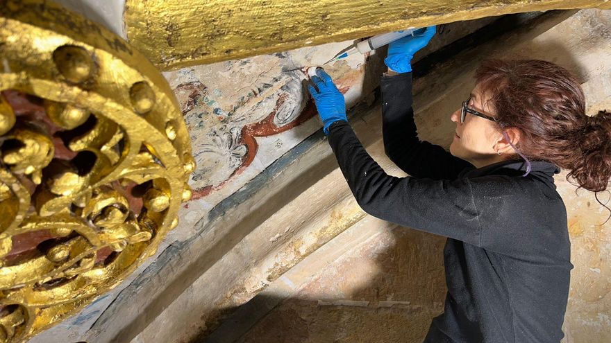 La restauración de una capilla de la Catedral de Segovia revela objetos guardados dentro del retablo y la reja