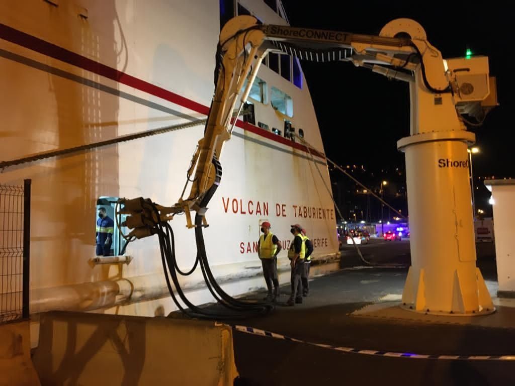 El buque ‘Volcán de Taburiente’, de Naviera Armas,  en la noche de este viernes, ha sido primera unidad en conectarse  al nuevo servicio del Puerto de Santa Cruz de La Palma de suministro de electricidad a buques de pasaje en atraque.