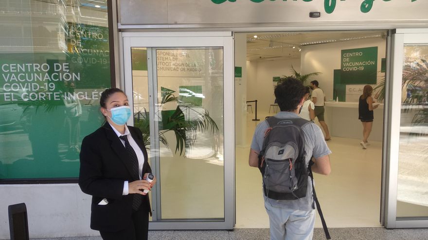 Primera dosis de la vacuna en El Corte Inglés: "Me he sentido bastante culpable"