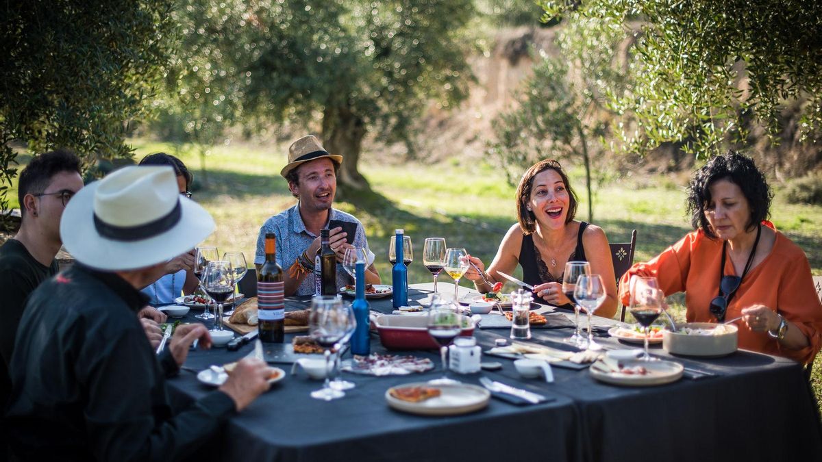 Grup de gent en una taula parada durant un tast de productes de temporada amb Nousegons