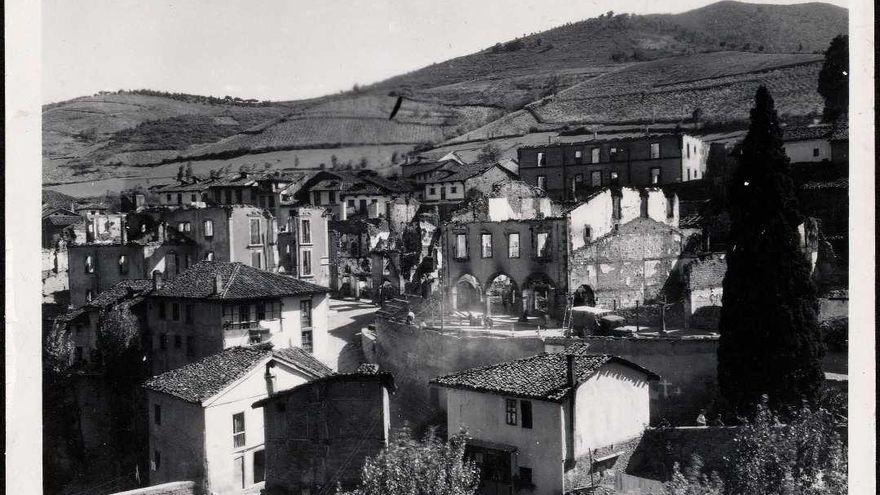 Vista parcial de la población con sus edificios incendiados por los rojos".