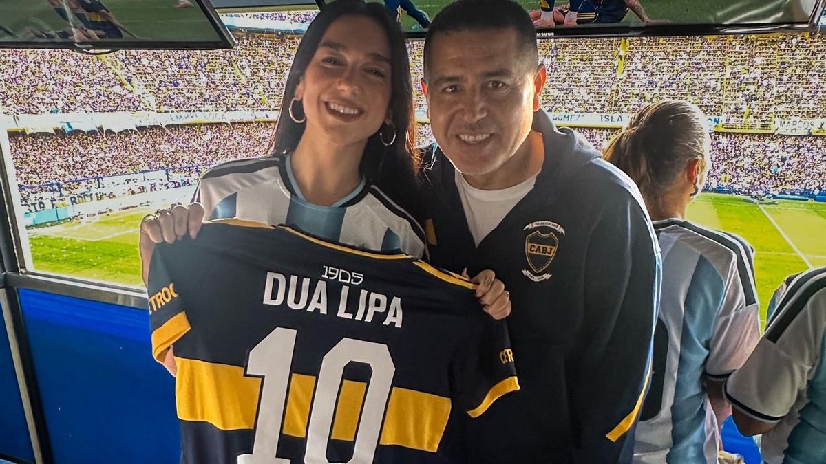 Dua Lipa fue recibida en la Bombonera por Juan Román Riquelme, presidente de Boca.