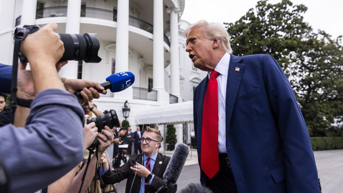 El presidente de EE.UU., Donald Trump, habla con los periodistas.