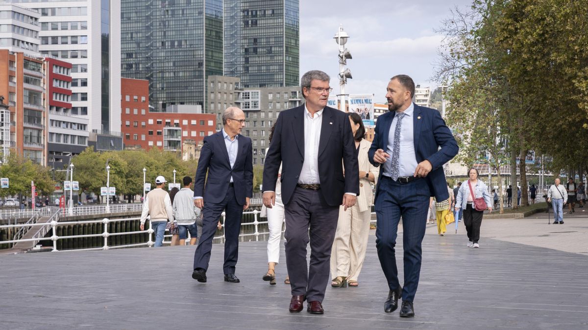 El consejero Denis Itxaso y el alcalde de Bilbao en la capital vizcaína.