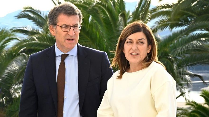 El presidente gallego, Alberto Nüñez Feijóo, con la líder del PP cántabro, María José Sáenz de Buruaga