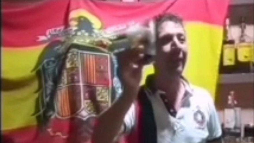 El concejal del PP que brindó ante una bandera franquista defiende que en su vida privada puede "hacer y decir lo que quiera"