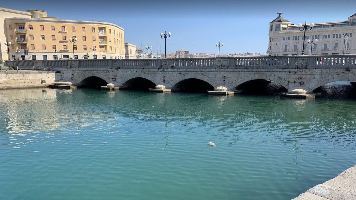 Une dos islas, es de gran valor histórico y es considerado uno de los puentes más bellos de Italia