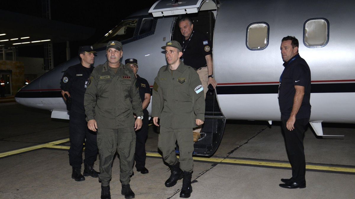 Nahuel Gallo, vestido como gendarme, al bajar del avión que lo trajo de regreso a la Argentina.