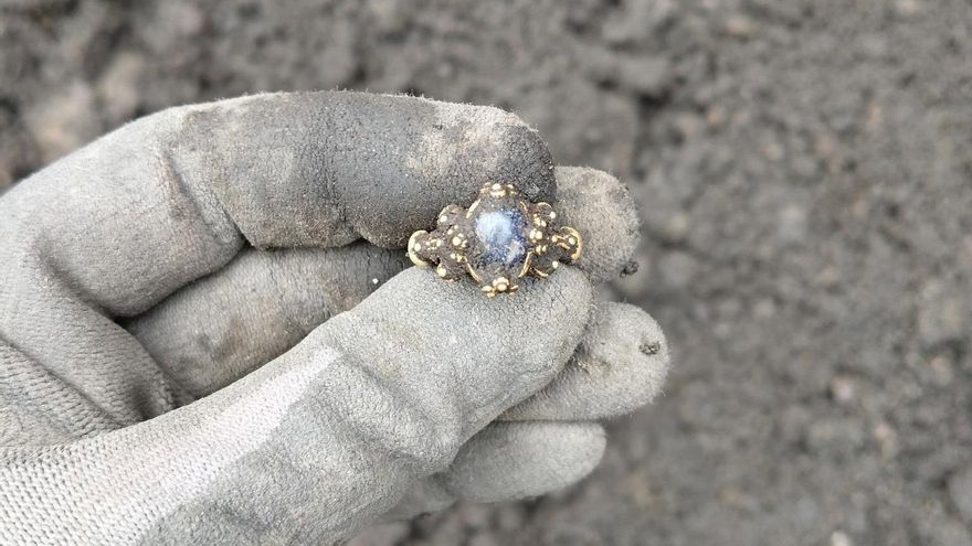 Descubren un bello anillo de oro de la Edad Media en la ciudad más antigua de Noruega