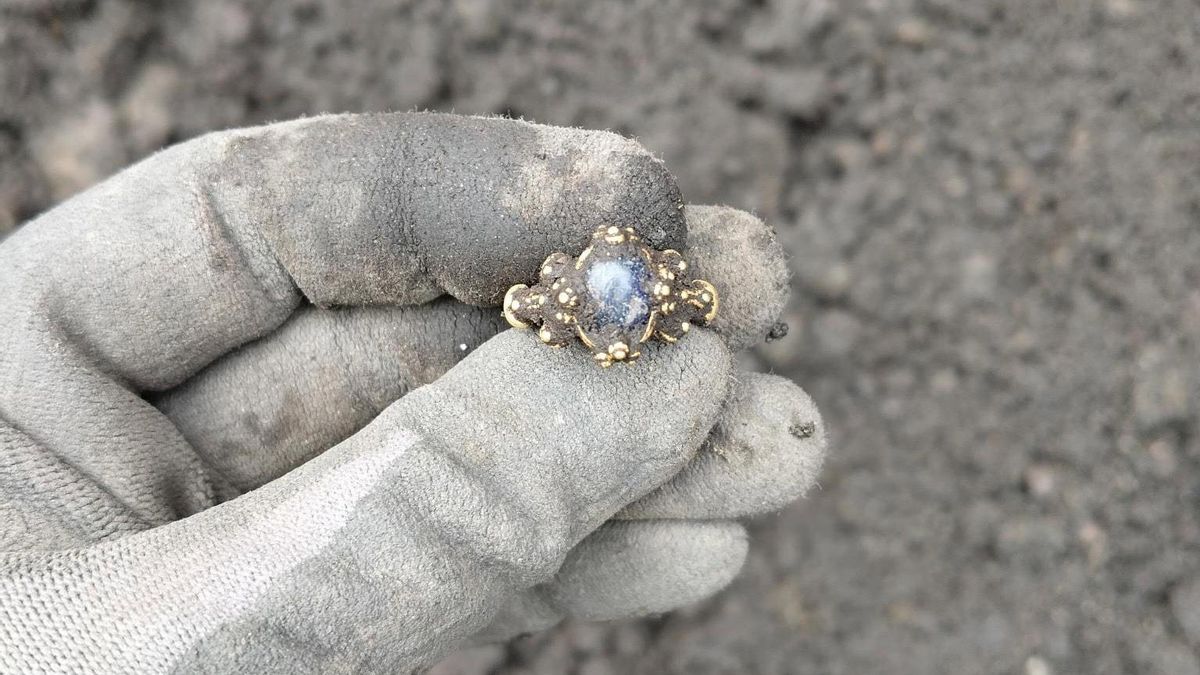 Descubren un bello anillo de oro de la Edad Media en la ciudad más antigua de Noruega