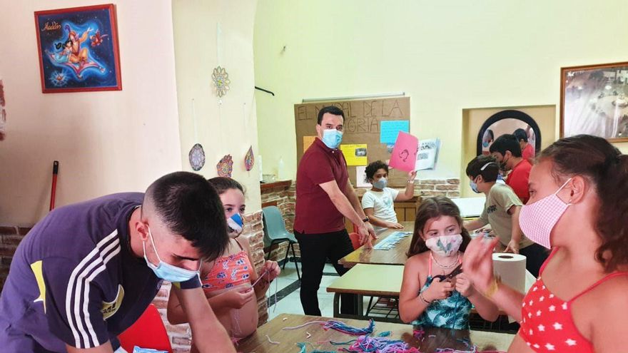 Raimundo Dávila, alcalde en Quintana de la Serena, en una visita días atrás a los talleres de ocio infanto-juvenil