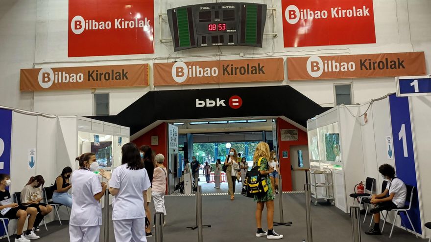 Vacunación en el Pabellón de La Casilla, en Bilbao