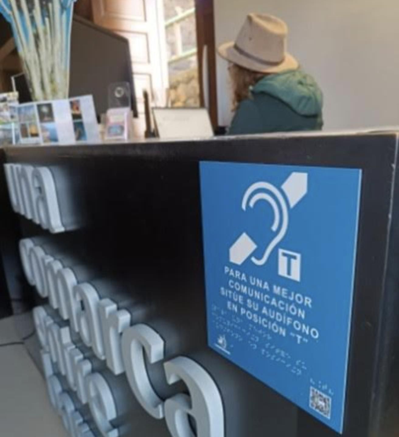 La Consejería de Medio Ambiente  del Cabildo ha instalado bucles de mostrador en Puntos de Información Ambiental de Puntagorda y del Centro de Visitantes del Parque Nacional Cumbre Vieja para una comunicación clara, segura y adaptada a las personas con problemas auditivos.