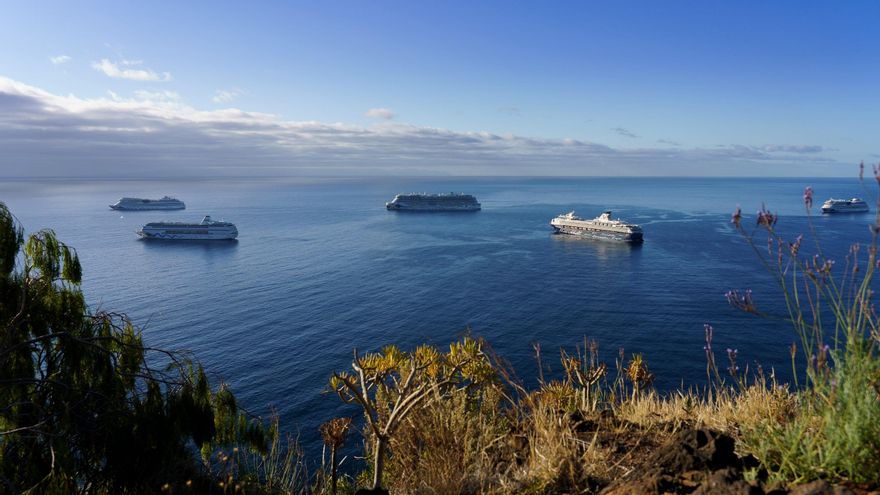 El turismo de cruceros es una de las actividades económicas más severamente perjudicadas por la pandemia de la covid-19, con un parón a escala mundial en el que hay contadas, muy contadas, excepciones.Una de ellas es Canarias, donde cinco cruceros realizan recorridos entre las islas pese a las restricciones sanitarias. EFE/Ramón de la Rocha