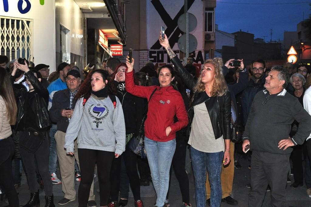Manifesantes pro-soterramiento en la concentración frente a las vías