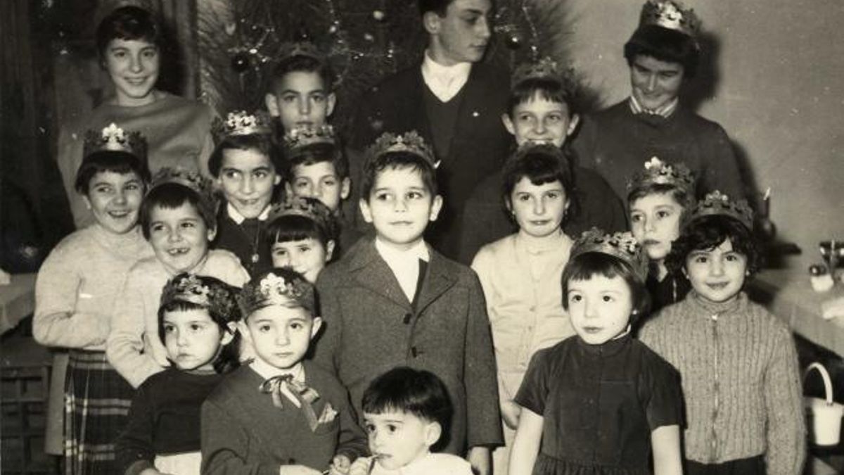 Hijos de exiliados en Francia, durante una celebración de Navidad en la posguerra