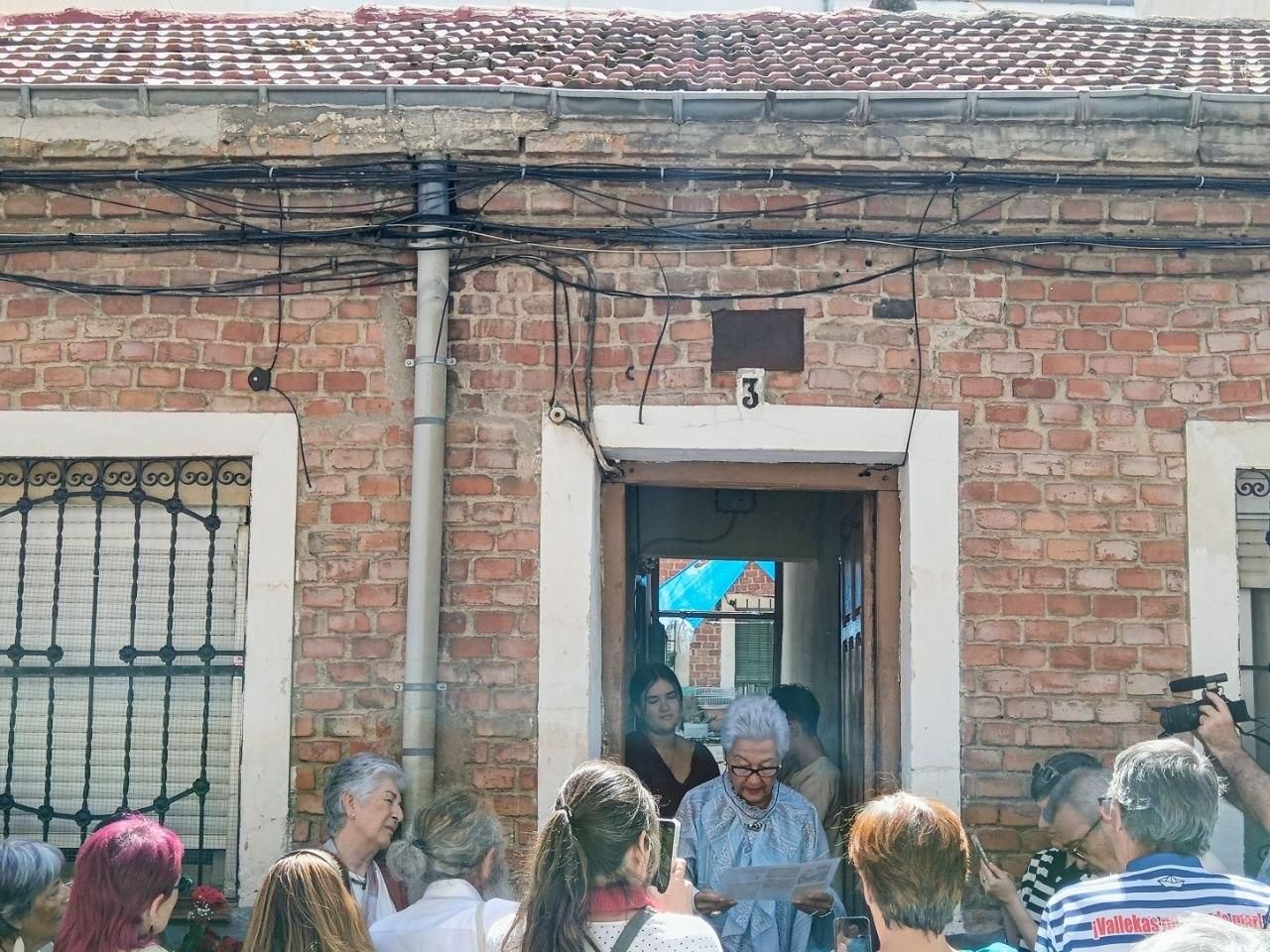 Frente a una casa baja original del viejo pueblo e Puente de Vallecas
