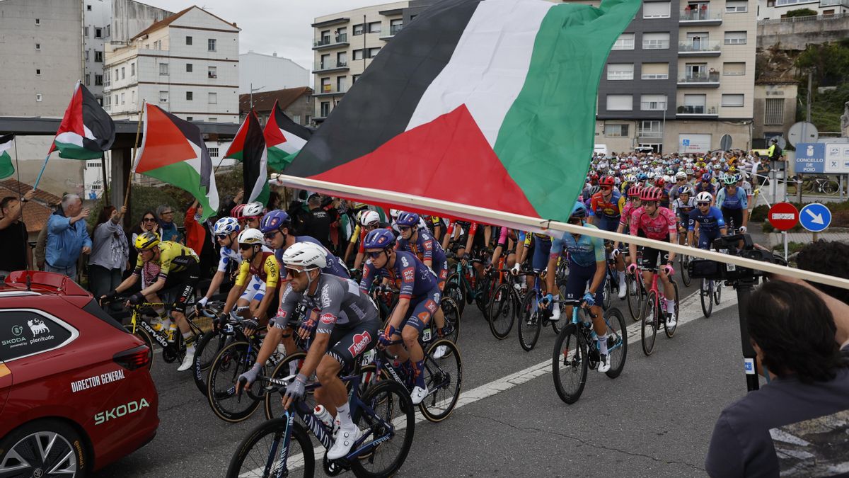 Banderas palestinas al paso del pelotón ciclista por Poio (Pontevedra), esta semana