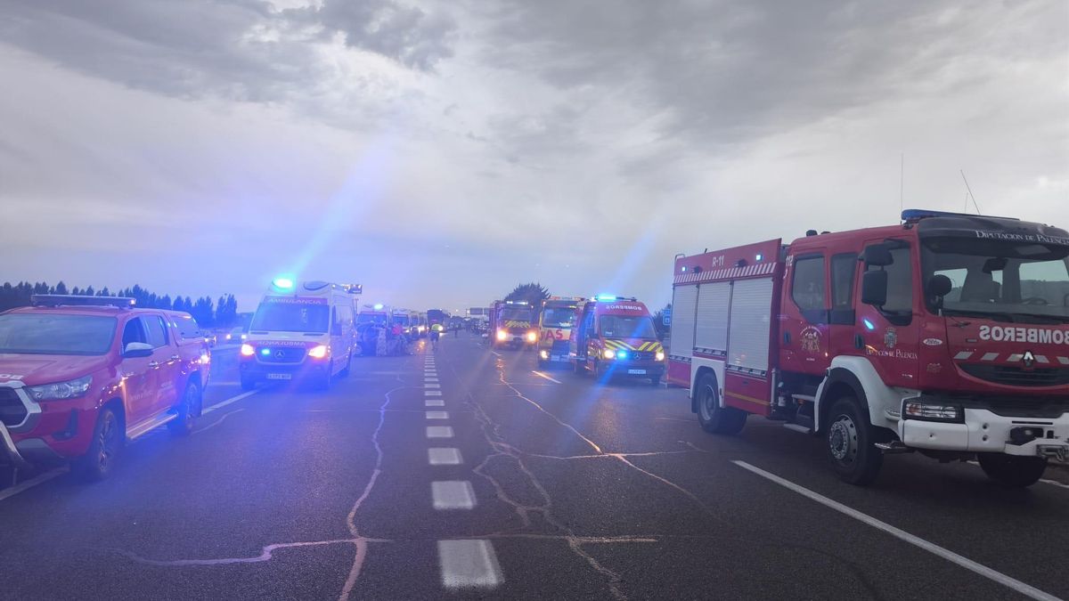 Un vehículo en sentido contrario provoca un grave accidente en la A-62 y deja tres heridos en la A-62, en Dueñas, Palencia