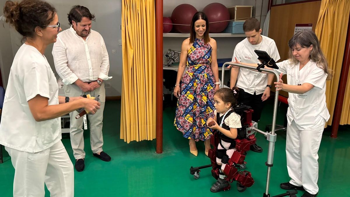 La Arrixaca incorpora un exoesqueleto para niños con patologías neurológicas y motoras