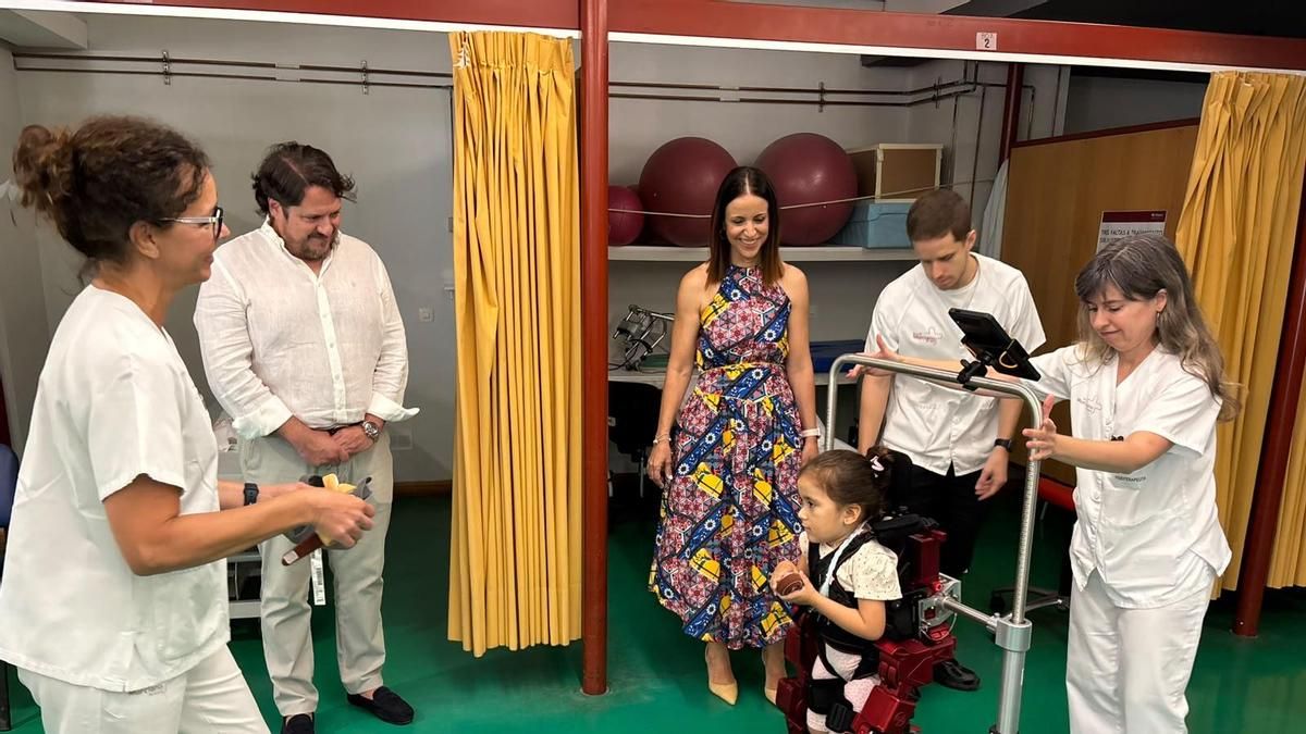 La Arrixaca incorpora un exoesqueleto para niños con patologías neurológicas y motoras