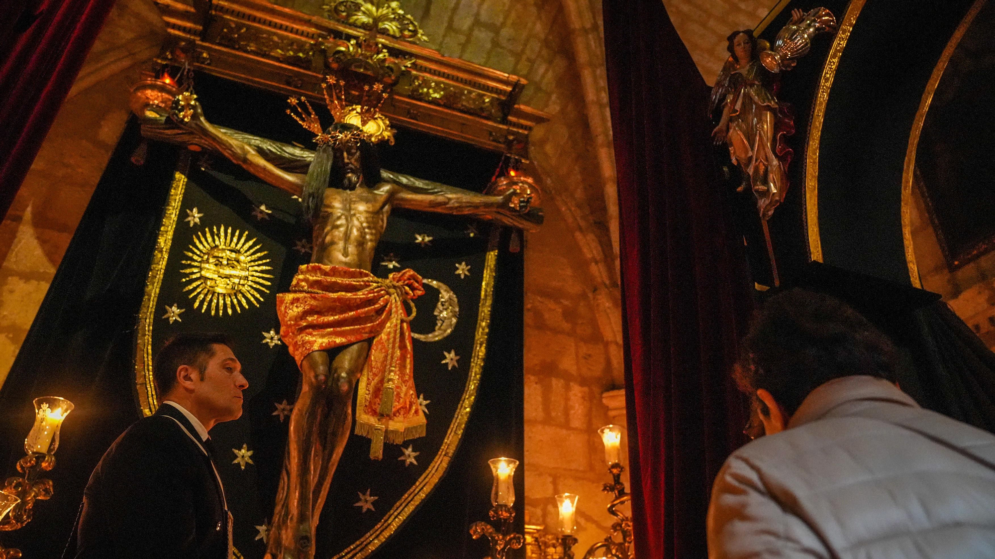 Los besapiés de Jesús Rescatado y del Cristo del Remedio de Ánimas, y el besamanos de Jesús, Divino Salvador, en su Prendimiento, en imágenes