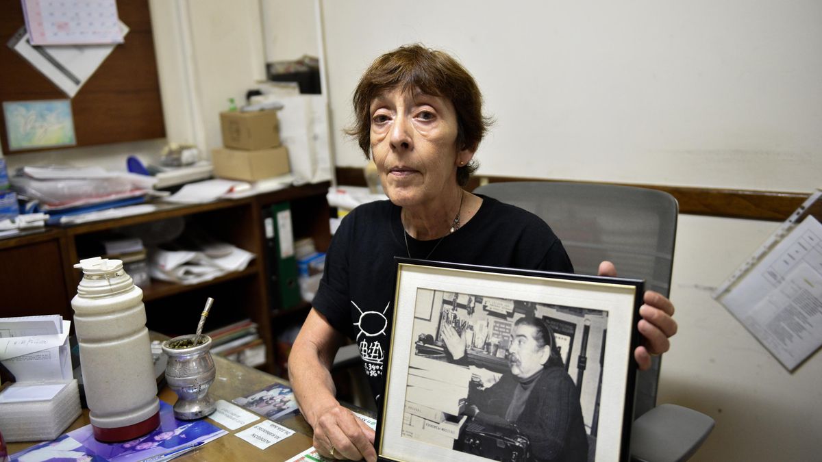 Marisú junto al retrato de su papá, Carlos Hernández, fundador junto a su mujer, Emilce García de la Librería Hernández
