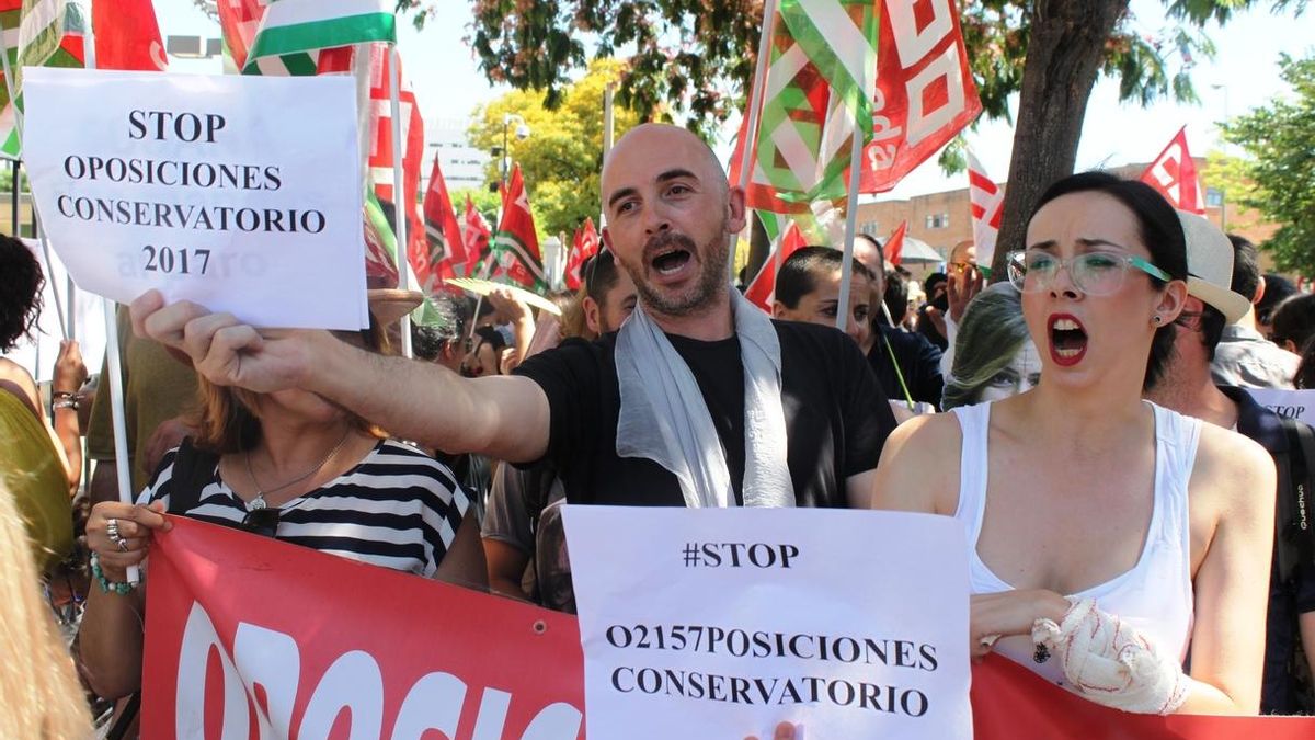 Interinos de conservatorios se concentran en el Parlamento y advierten de que van a llegar "hasta el final"