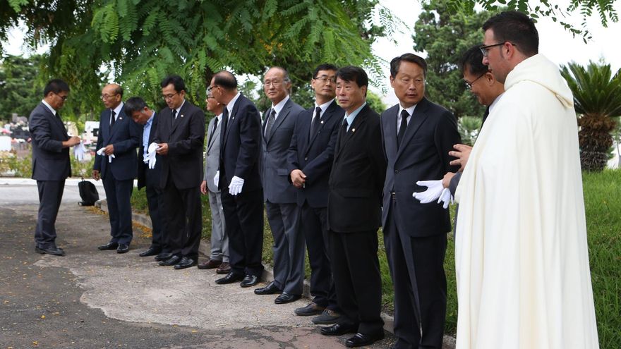Ceremonia de traslado de los cuerpos de seis marinos coreanos enterrados en el cementerio de San Lázaro