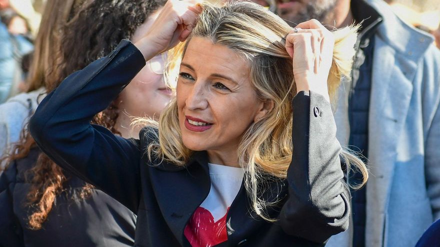 La vicepresidenta segunda y ministra de Trabajo, Yolanda Díaz, durante la manifestación convocada este domingo en Madrid por una veintena de entidades y asociaciones representativas desde la enseñanza obligatoria a la FP y la Universidad para protestar por los recortes presupuestarios del Gobierno de Isabel Díaz Ayuso. EFE/Víctor Lerena