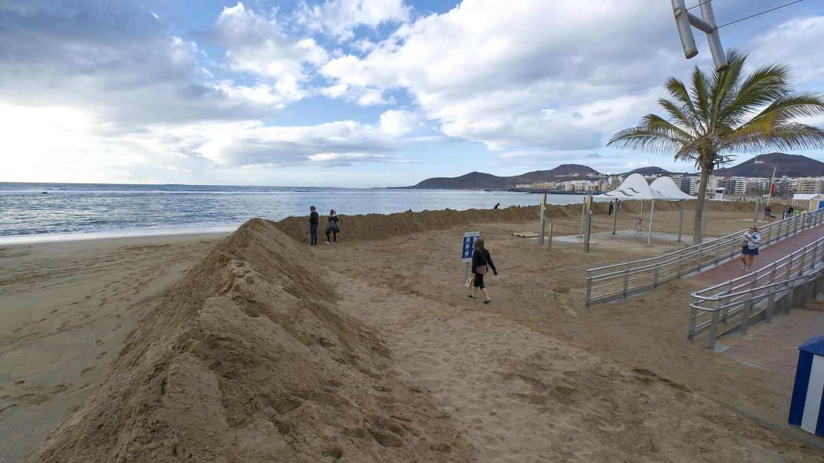 Muro de arena levantado en Las Canteras para evitar la entrada de agua.