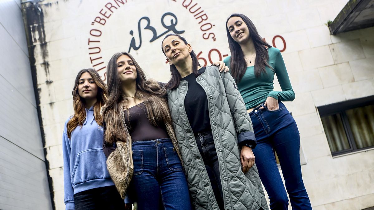Estela, Lola, Ana y Nora delante del IES Bernaldo de Quirós de Mieres.