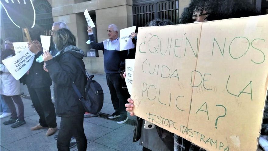 Denuncian “citaciones trampa” con “amenazas” de detención a migrantes por parte de agentes de la Policía