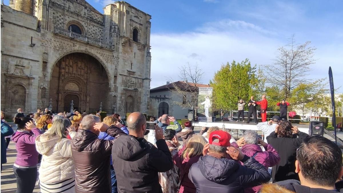 Celebración en la plaza de San Marcos de León con motivo del Día Mundial del Taichí.