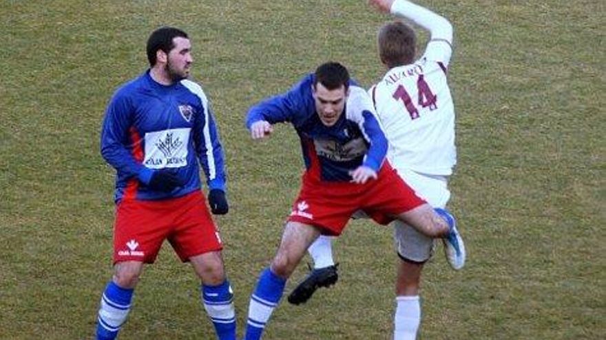 Álvaro pugna con un rival por un balón.