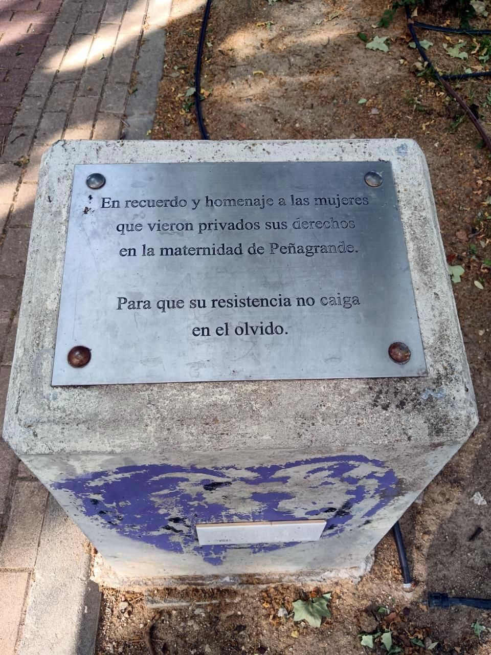 Placa colocada enfrente del instituto en 2018