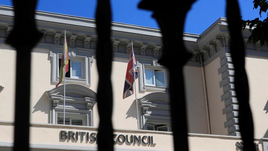 El Gobierno de Ayuso acorrala al modelo británico para aprender inglés en colegios públicos y la mayoría se bajan del barco