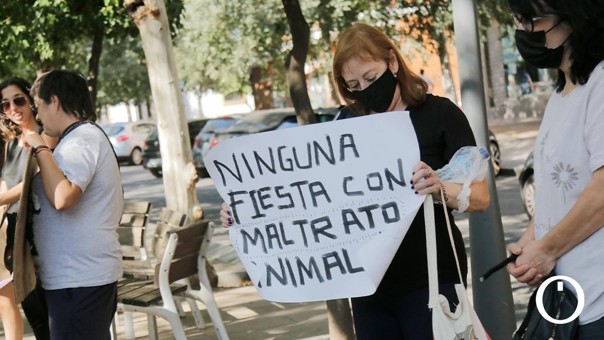 Los antitaurinos protestan contra la tradicional becerrada de la mujer cordobesa
