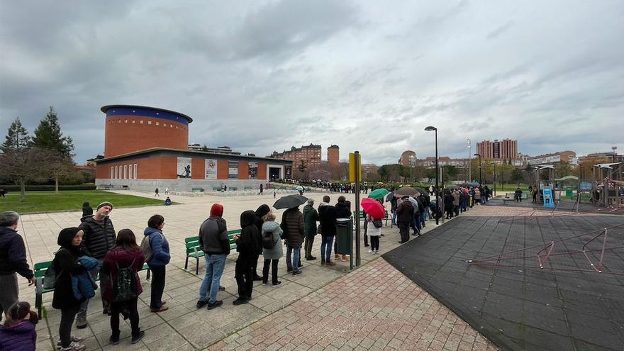 Colas en Pamplona para la primera exhibición del gran hallazgo del euskera, la mano de Irulegi