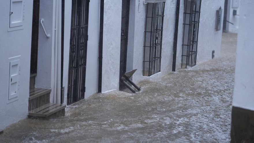 Calle convertida en río en la localidad gaditana de Grazalema tras el paso de la borrasca Leonardo.