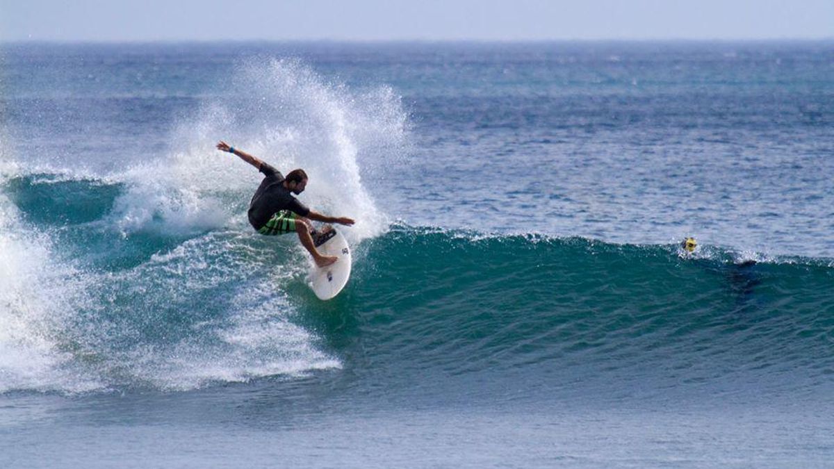 El surfista cántabro Cristian Bosco de la Mora.