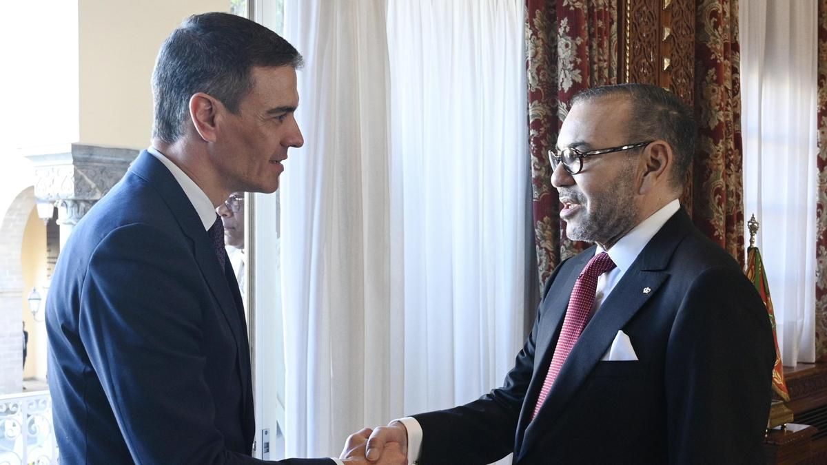 Archivo - El presidente del Gobierno español, Pedro Sánchez, y el rey de Marruecos, Mohamed VI, se saludan con motivo del primer viaje oficial de Sánchez de esta legislatura a Marruecos, a 21 de febrero de 2024