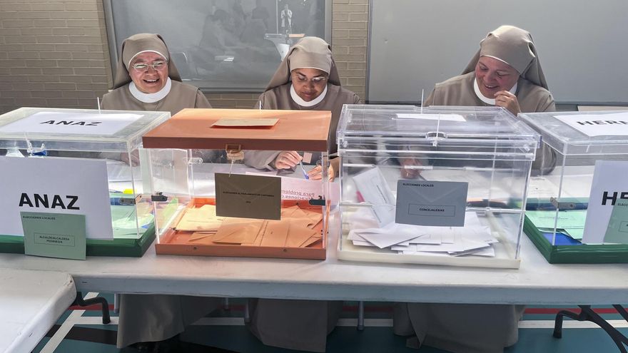 Tres religiosas de la congregación de las Hijas de Santa María del Corazón de Jesús presiden una mesa electoral