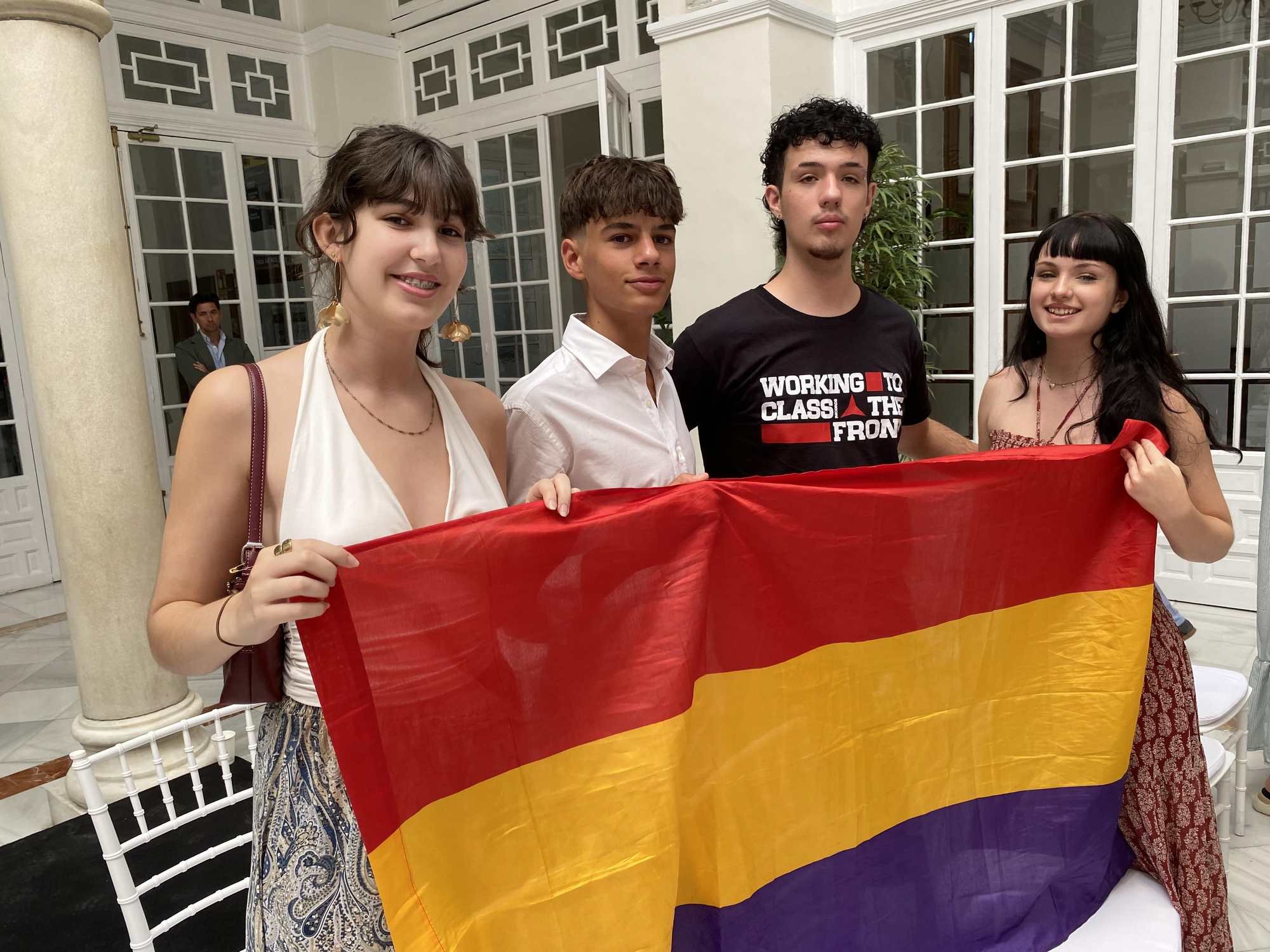 Lu, Teo, Nico y Luz, tataranietos de Manuel León Trejo, sostienen la bandera republicana.