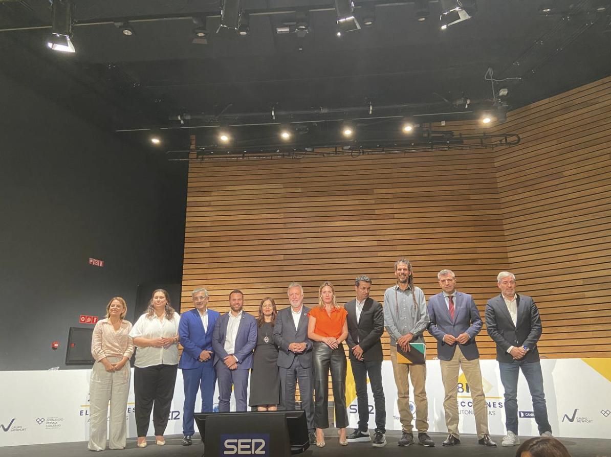 Alberto Rodríguez, tercero por la derecha, tras el debate de la cadena Ser en mayo de 2023. Drago fue la única fuerza no parlamentaria que participó.
