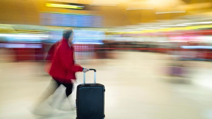Una persona transitan la Terminal 4 del aeropuerto de Madrid-Barajas.